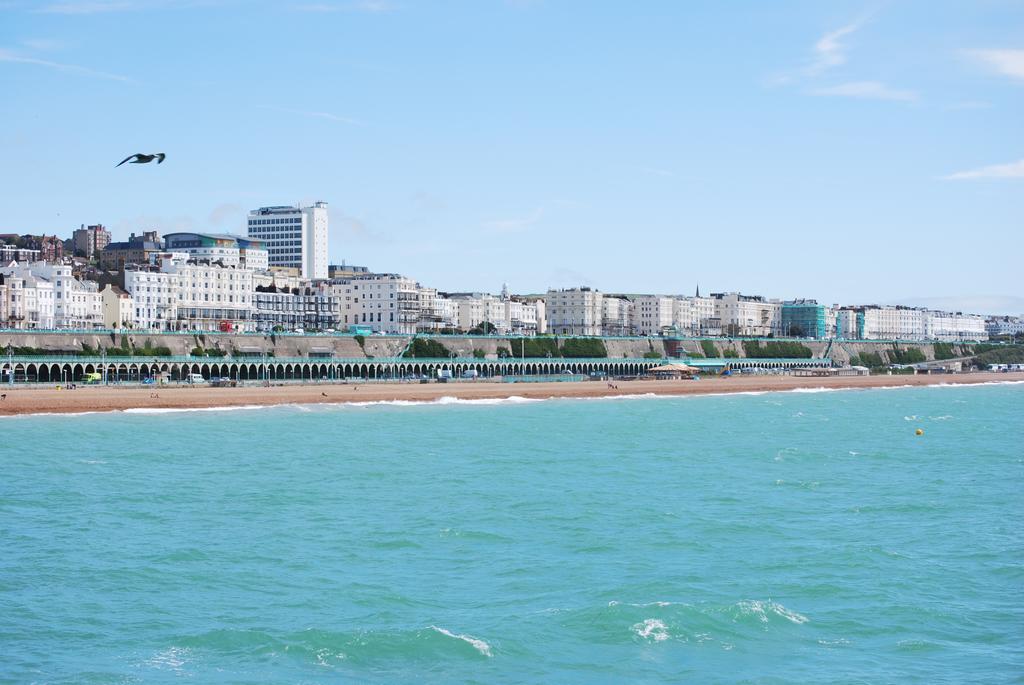Burlington Beach Apartments Brighton Екстер'єр фото