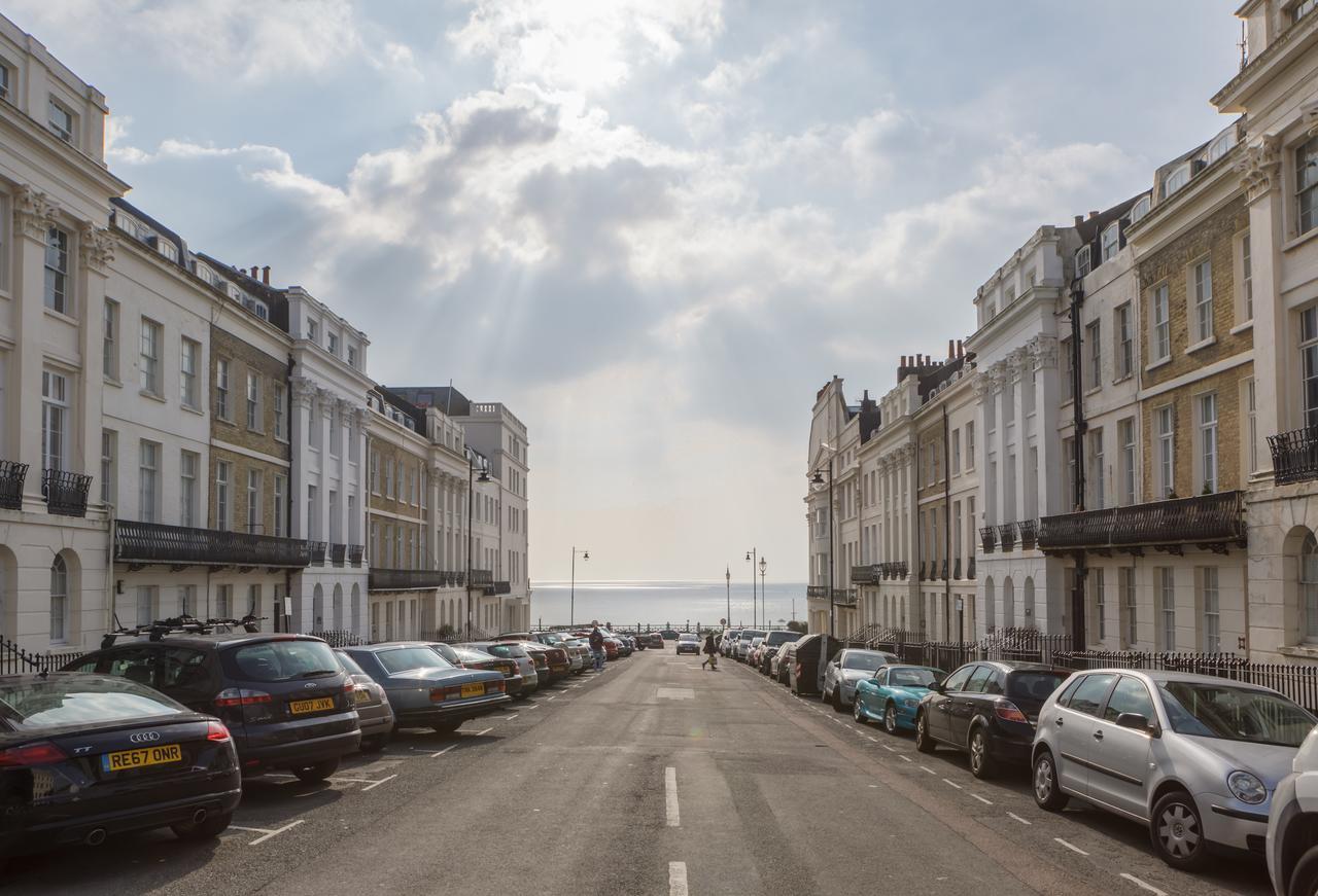 Burlington Beach Apartments Brighton Номер фото